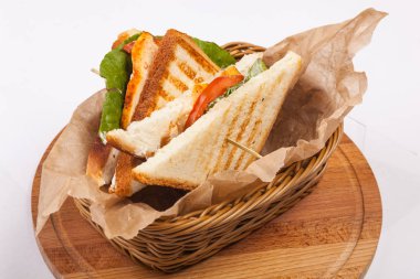 sepet içinde yeşillikleri ile sandviç