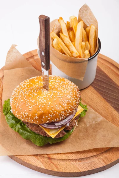 Hambúrguer com batatas fritas e molho — Fotografia de Stock