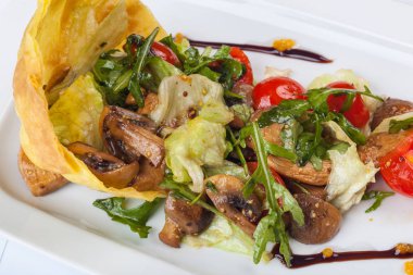 Mantar salatası, Arugula ve tabakta kiraz domatesleri.