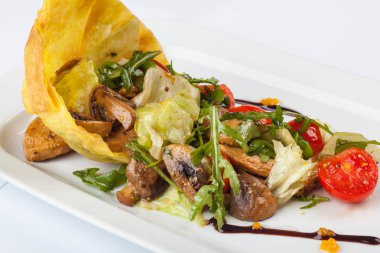 Mantar salatası, Arugula ve tabakta kiraz domatesleri.