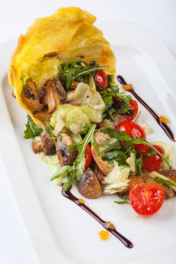 Mantar salatası, Arugula ve tabakta kiraz domatesleri.