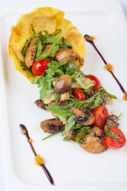 Mantar salatası, Arugula ve tabakta kiraz domatesleri.