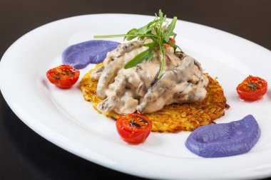 Patatesli ve mor soslu Stroganoff bifteği.