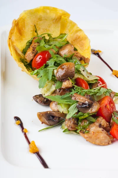 Champignonsalade Met Arugula Kerstomaten Bord — Stockfoto