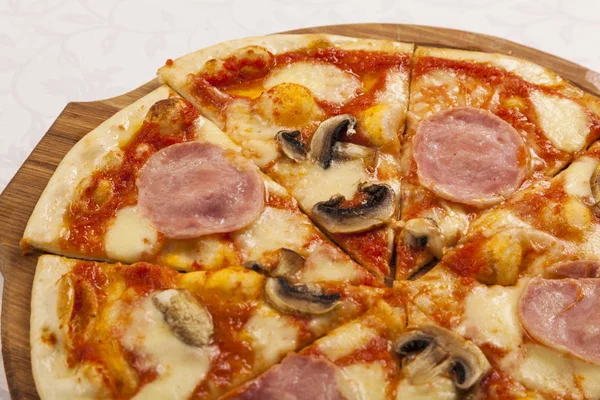 Пицца Ветчиной Грибами Белом Фоне — стоковое фото