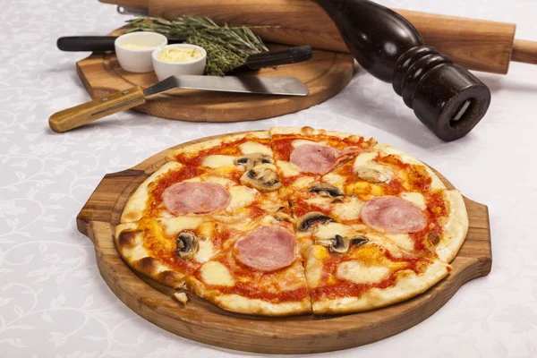 Beyaz arka planda pizza ve yemek takımlarıyla hayat devam ediyor