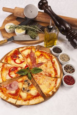 Beyaz arka planda farklı biberli pizza.