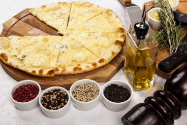 Beyaz arka planda farklı biberli pizza.