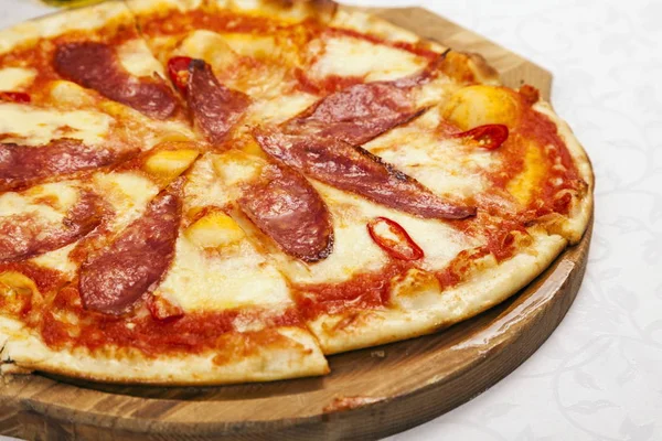 Пицца Колбасой Перцем Белом Фоне — стоковое фото