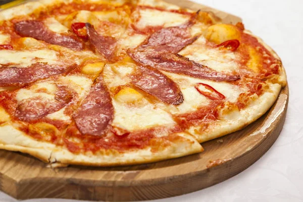 Пицца Колбасой Перцем Белом Фоне — стоковое фото