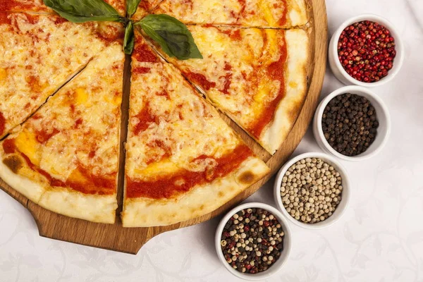 Pizza Con Establecer Diferentes Pimientos Sobre Fondo Blanco —  Fotos de Stock