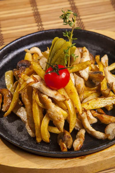 Batatas Fritas Com Cogumelos Frango Panela Preta — Fotografia de Stock