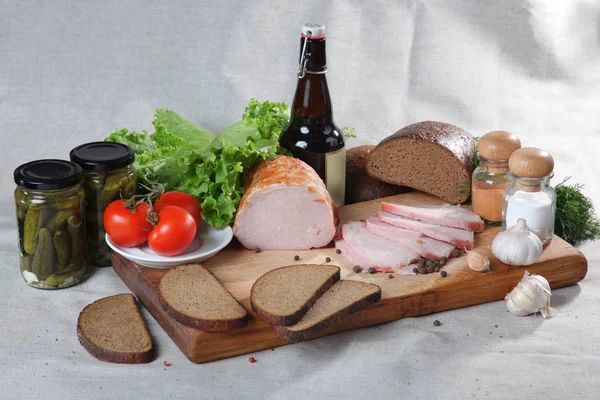 肉をマリネしたキュウリとパンを木の板に盛り — ストック写真