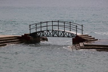 Sabahları denizdeki köprü