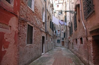 Çarşafları asılmış eski Venedik Caddesi