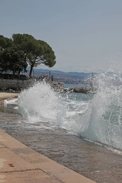 Las Olas Rompen Orilla Con Spray Blanco —  Fotos de Stock