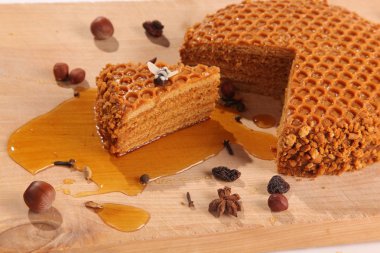 Tahta kesme tahtasındaki ballı turta.