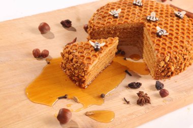 Tahta kesme tahtasındaki ballı turta.