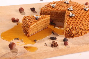 Tahta kesme tahtasındaki ballı turta.