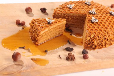 Tahta kesme tahtasındaki ballı turta.