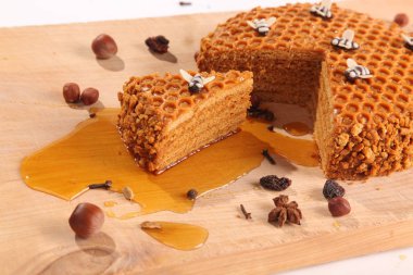 Tahta kesme tahtasındaki ballı turta.