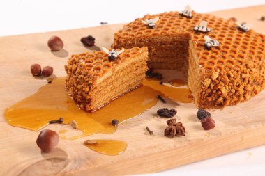 Tahta kesme tahtasındaki ballı turta.