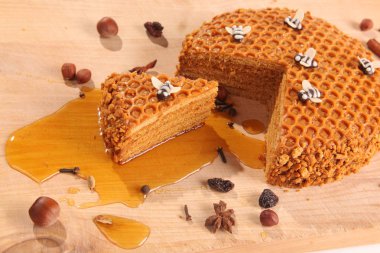 Tahta kesme tahtasındaki ballı turta.