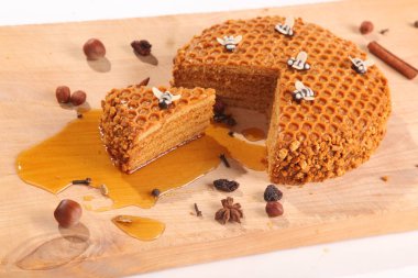 Tahta kesme tahtasındaki ballı turta.