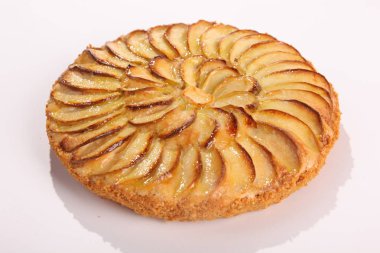 Beyaz arkaplanda fırınlanmış elmalı turta