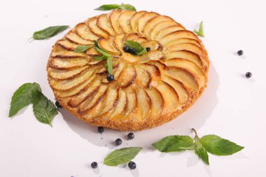 Naneli ve çilekli fırında elmalı turta.