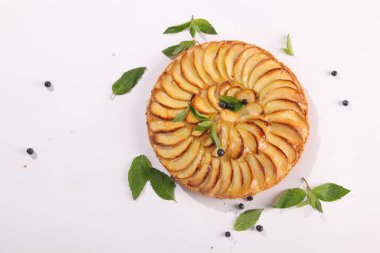 Naneli ve çilekli fırında elmalı turta.