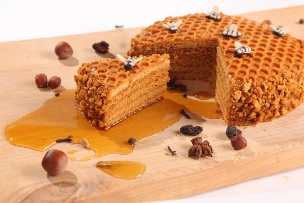 Tahta kesme tahtasındaki ballı turta.