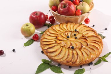 Beyaz arkaplanda elmalı turta