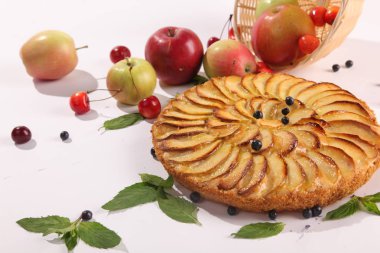 Beyaz arkaplanda elmalı turta