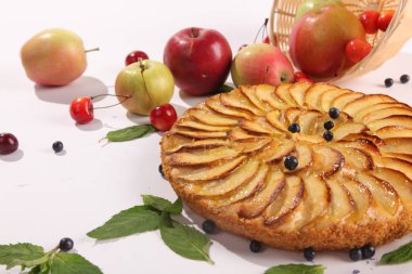 Beyaz arkaplanda elmalı turta