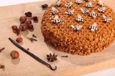 Tahta kesme tahtasındaki ballı turta.