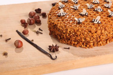 Tahta kesme tahtasındaki ballı turta.