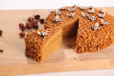 Tahta kesme tahtasındaki ballı turta.