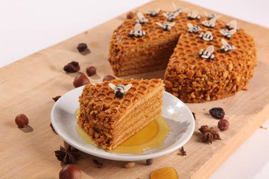 Tahta kesme tahtasındaki ballı turta.