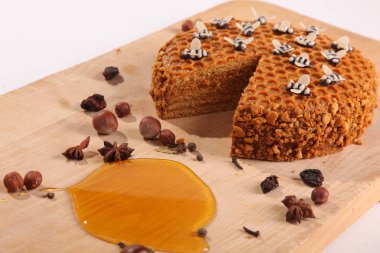 Tahta kesme tahtasındaki ballı turta.