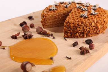 Tahta kesme tahtasındaki ballı turta.