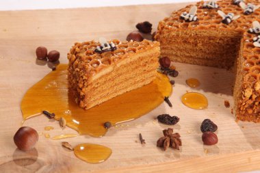 Tahta kesme tahtasındaki ballı turta.