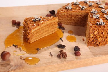 Tahta kesme tahtasındaki ballı turta.