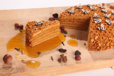 Tahta kesme tahtasındaki ballı turta.