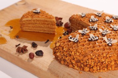 Tahta kesme tahtasındaki ballı turta.