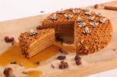 Tahta kesme tahtasındaki ballı turta.