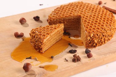 Tahta kesme tahtasındaki ballı turta.