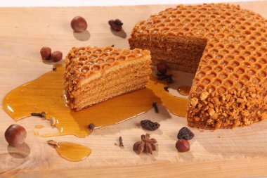 Tahta kesme tahtasındaki ballı turta.