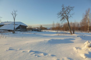 Beyaz karlı ev ve berrak kış günü