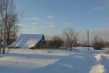 Kar yığınları ve gün batımıyla kışın manzara manzarası